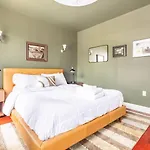 Apartment Lofty & Bright Greenwich Getaway W Private Rooftop