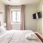 Apartment Lofty & Bright Greenwich Getaway W Private Rooftop