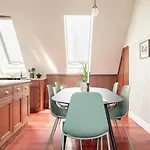Apartment Lofty & Bright Greenwich Getaway W Private Rooftop