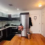Williamburg Beautiful Ground Floor Apartment