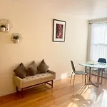 Homestay Stunning, Spacious House In Brooklyn, Nyc!