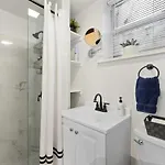 Studio Near Restaurants Broadway And Shopping