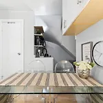 Studio Near Restaurants Broadway And Shopping
