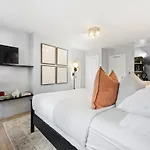 Studio Near Restaurants Broadway And Shopping New York