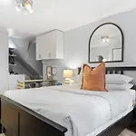 Studio Near Restaurants Broadway And Shopping