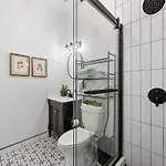 2Br And 2Ba In Historic Brownstone Near Subway