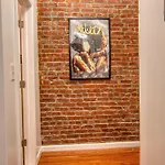 Bushwick Gem With Spacious King Bed, 2 Baths With Modern Kitchen & Steps To Train