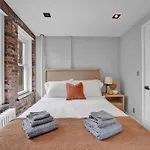 Soho Designer 2Br With Balcony