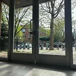 1 Bedroom With Sleeping In Living Room Williamburg