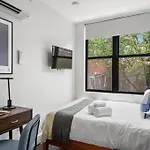 1 Bedroom With Sleeping In Living Room Williamburg