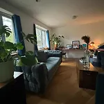 1 Bedroom With Sleeping In Living Room Williamburg