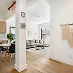 Beautiful And Spacious 2 Bed 2 Bath - Elevator Apartment New York