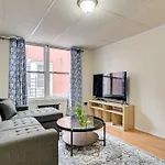 Easy Train Access! Quiet Commuter Apartment *