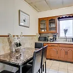 Easy Train Access! Quiet New York Commuter Apt