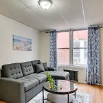 Easy Train Access! Quiet New York Commuter Apt
