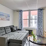 Easy Train Access! Quiet New York Commuter Apt
