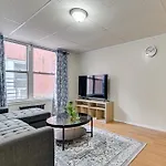 Apartment Easy Train Access! Quiet Commuter *