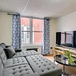 Apartment Easy Train Access! Quiet Commuter New York