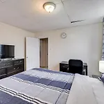 Easy Train Access! Quiet Commuter Apartment New York
