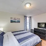 Easy Train Access! Quiet Commuter * New York