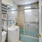 Easy Train Access! Quiet Commuter New York