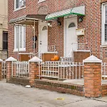 Easy Train Access! Quiet Commuter Apartment *