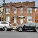 Easy Train Access! Quiet Commuter Apartment