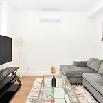 Sophisticated 3 Bedroom Duplex In The Heart Of Midtown