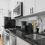 Classy 2Bd Home In Manhattan