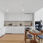 Greenpoint 1 Bedroom W Work Setup By Anyplace - 11752