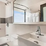 Howard Johnson Soho 3*