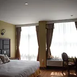 The Queens Hotel 2*