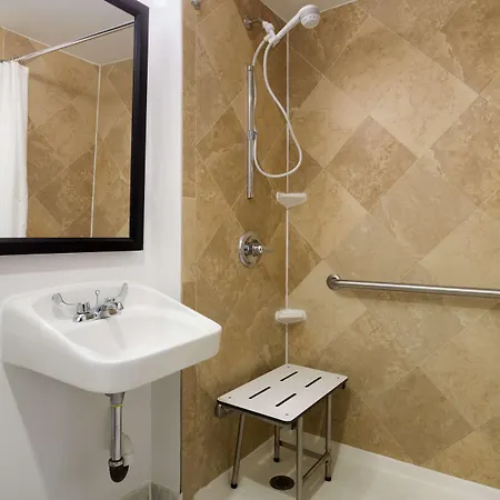Hampton By Hilton Seaport Hotel