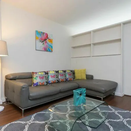 3 Bedroom Attractive At Midtown East Apartment *