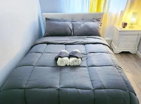 2 Bedroom Relaxation Of Staten Island Apartment New York