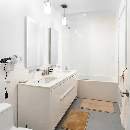 Stylish 2bd/1.5ba With The Rooftop Access And In-building Gym Apartment *