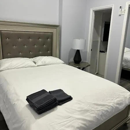 Big Apple Duplex - 5 Bedrooms 3 Bathroom W/ Backyard * Rare Find* *