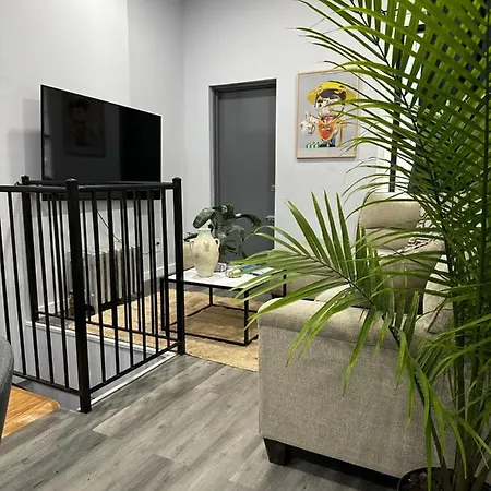 Big Apple Duplex - 5 Bedrooms 3 Bathroom W/ Backyard * Rare Find* *