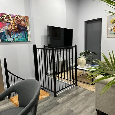 Apartment Big Apple Duplex - 5 Bedrooms 3 Bathroom W/ Backyard * Rare Find* *