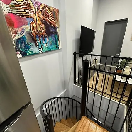 Apartment Big Apple Duplex - 5 Bedrooms 3 Bathroom W/ Backyard * Rare Find* New York