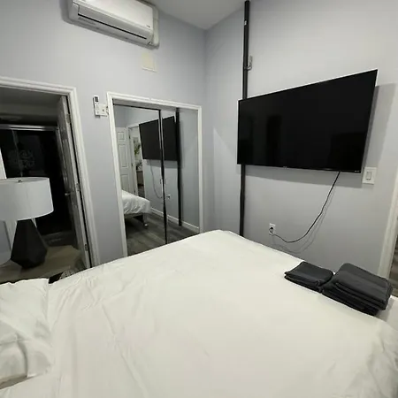 Apartment Big Apple Duplex - 5 Bedrooms 3 Bathroom W/ Backyard * Rare Find*