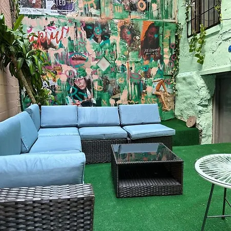 Big Apple Duplex - 5 Bedrooms 3 Bathroom W/ Backyard * Rare Find* Apartment *