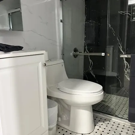Big Apple Duplex - 5 Bedrooms 3 Bathroom W/ Backyard * Rare Find*