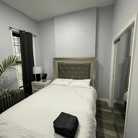 Big Apple Duplex - 5 Bedrooms 3 Bathroom W/ Backyard * Rare Find* Apartment