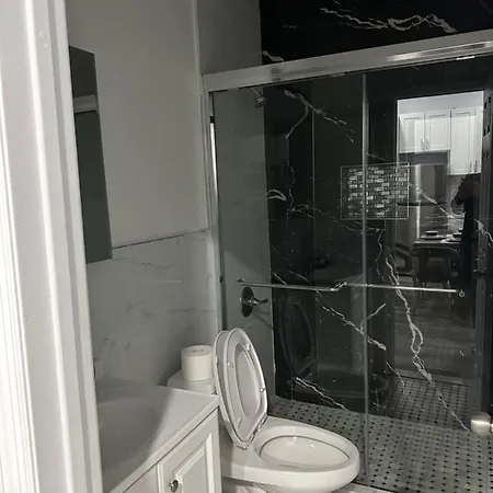Big Apple Duplex - 5 Bedrooms 3 Bathroom W/ Backyard * Rare Find* Apartment New York