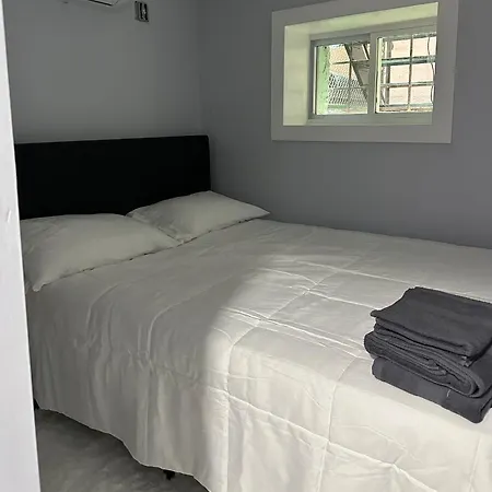 Big Apple Duplex - 5 Bedrooms 3 Bathroom W/ Backyard * Rare Find* Apartment *