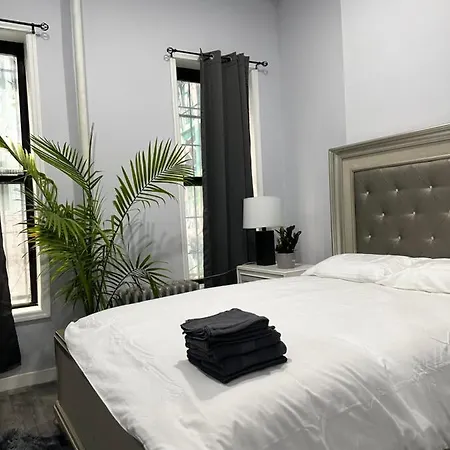Big Apple Duplex - 5 Bedrooms 3 Bathroom W/ Backyard * Rare Find* Apartment *