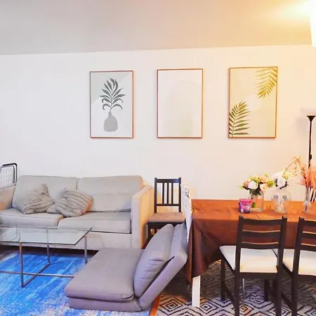 Homestay Private Queen Bed With Shared Bathroom *