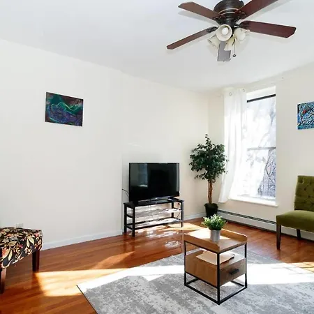 Lovely 2 Bedroom Unit In Nyc Apartment