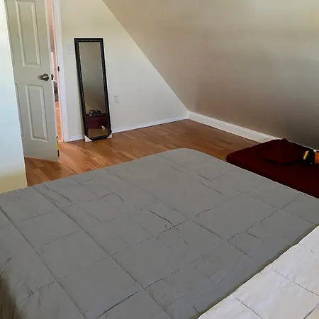 Apartment Charming Spacious 2 Bedroom Apartment! *